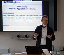 Prof. Dr. med. Markus Herrmann stellte beim Lehrärztetreffen am 28.09.2022 die Umsetzung der neuen Approbationsordnung vor.